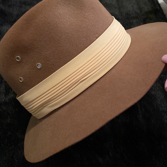 Super Nice hat! A dynamic chic look indeed! - Picture 7 of 11